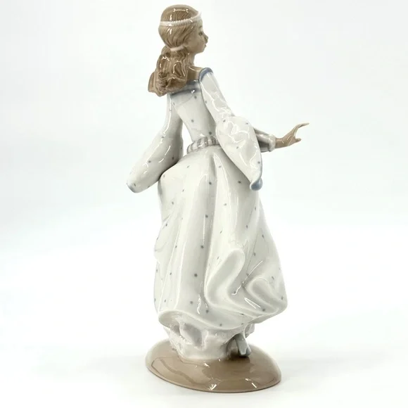 Lladro Cinderella's Lost Slipper Glazed Porcelain Figurine #4828